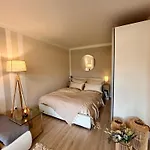 Stylish With Beautiful Terrace Near Audi 아파트 *