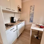 Stylish With Beautiful Terrace Near Audi 아파트 *