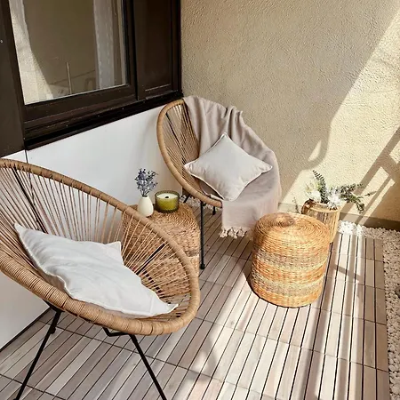 Stylish With Beautiful Terrace Near Audi Appartement
